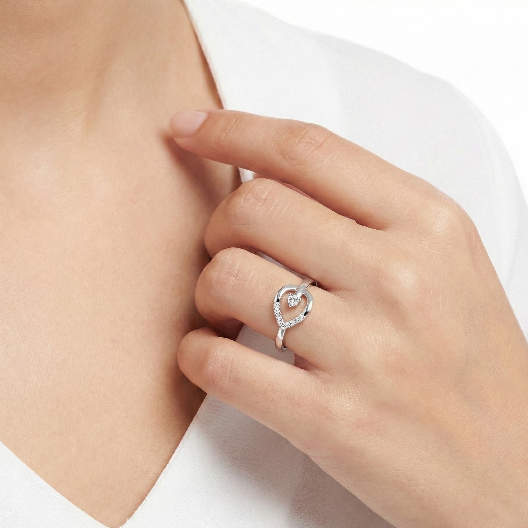 Graceful Loop Diamond Solitaire Platinum Ring